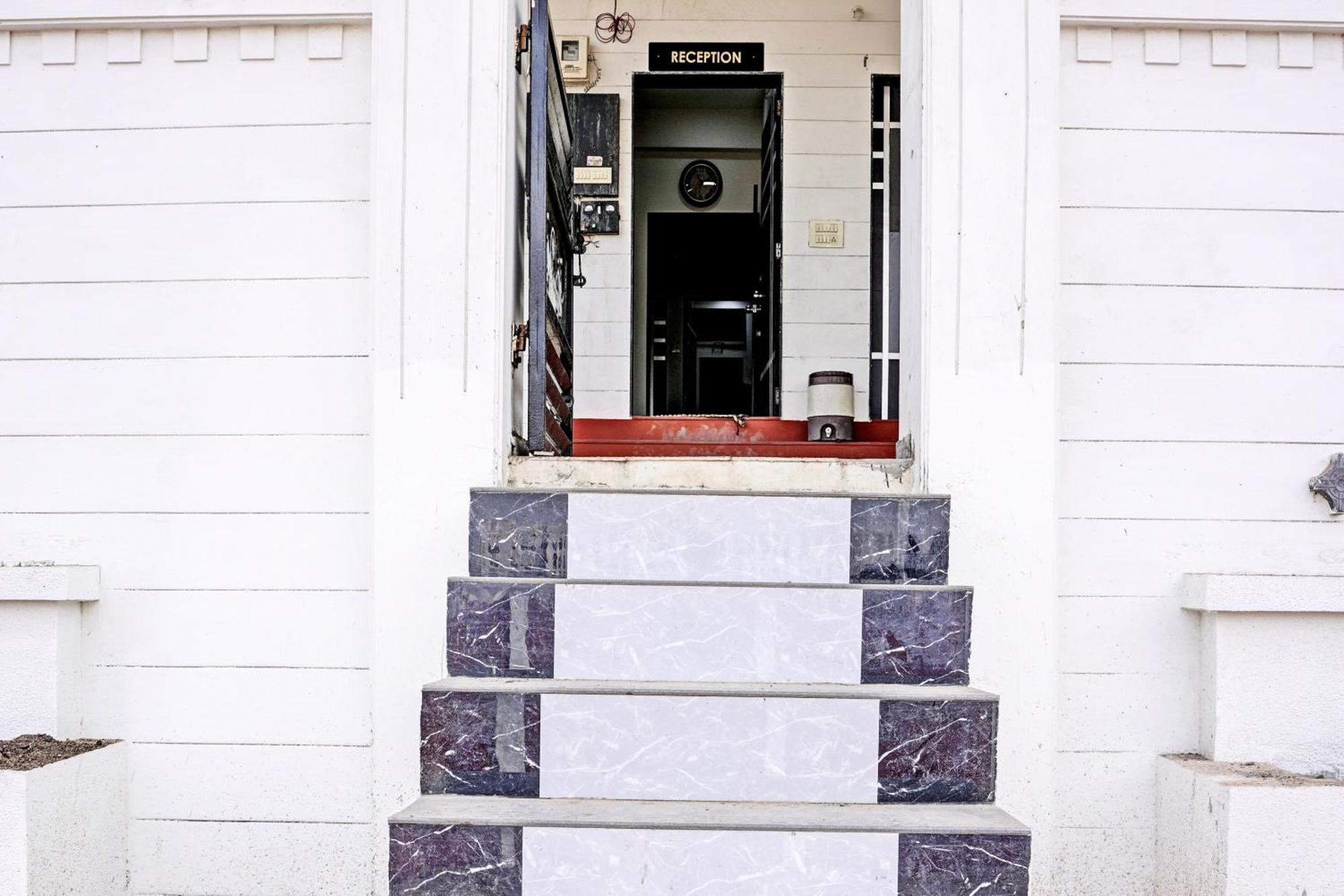 Hotel O White Palace Hotel Rajkot Exterior foto